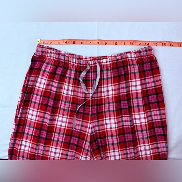 Croft & Barrow Two Piece Pajama Gray Top with Red Plaid Pants Size Medium - Picture 10 of 11